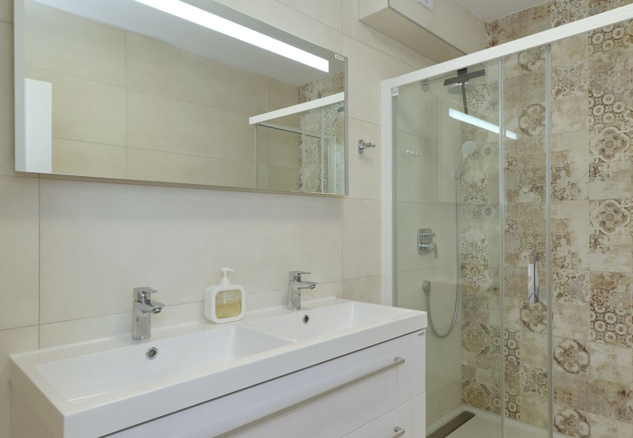 Ferienwohnung in Starigrad - Ferienwohnung Lux 2 nahe Meer mit Balkon
