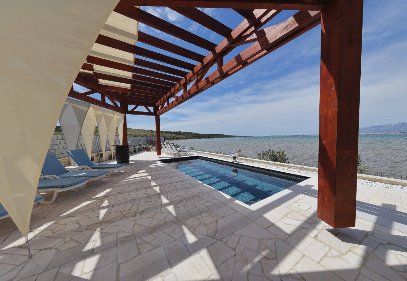 Villa in Ljubac - Villa mit Infinitypool direkt am Meer