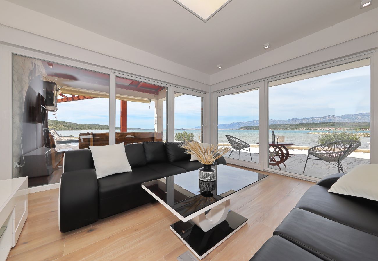 Villa in Ljubac - Villa mit Infinitypool direkt am Meer