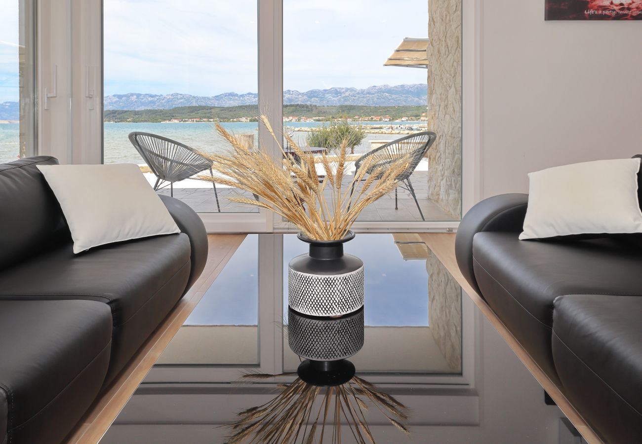 Villa in Ljubac - Villa mit Infinitypool direkt am Meer