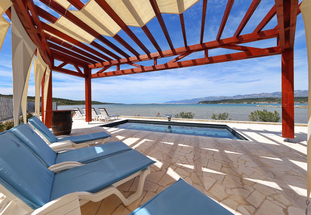 Villa in Ljubac - Villa mit Infinitypool direkt am Meer