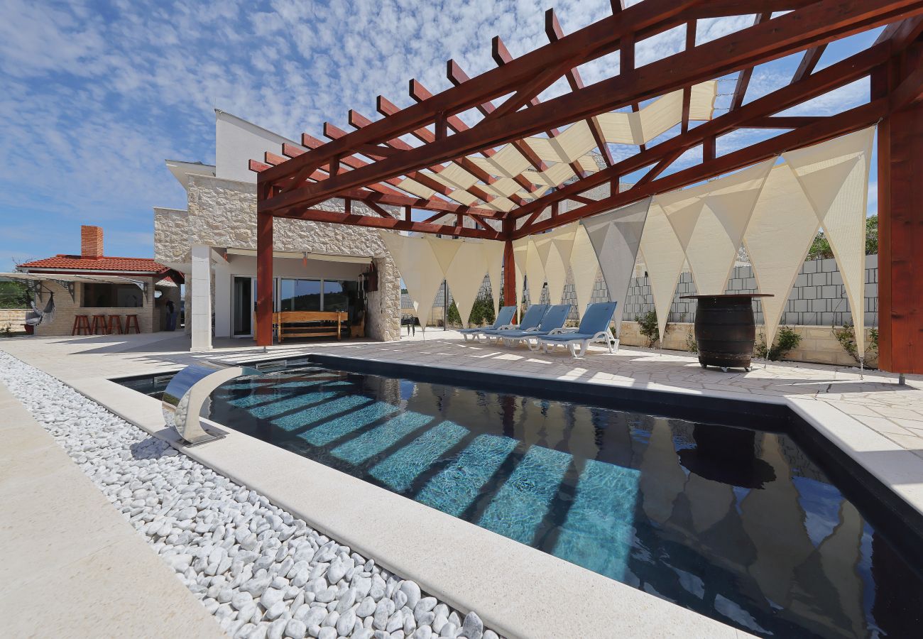 Villa in Ljubac - Villa mit Infinitypool direkt am Meer