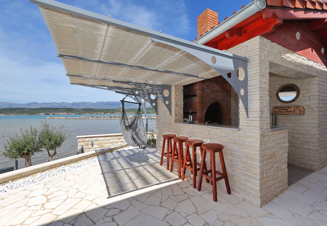 Villa in Ljubac - Villa mit Infinitypool direkt am Meer