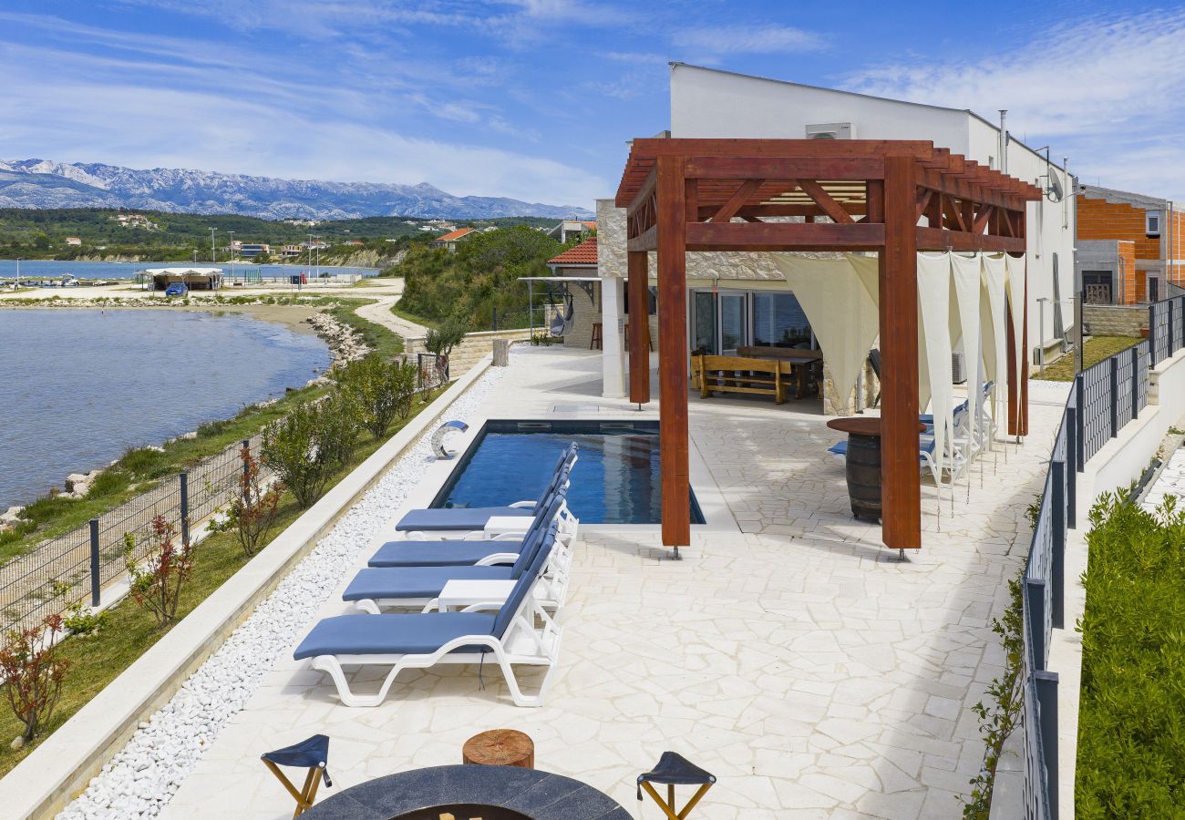 Villa in Ljubac - Villa mit Infinitypool direkt am Meer