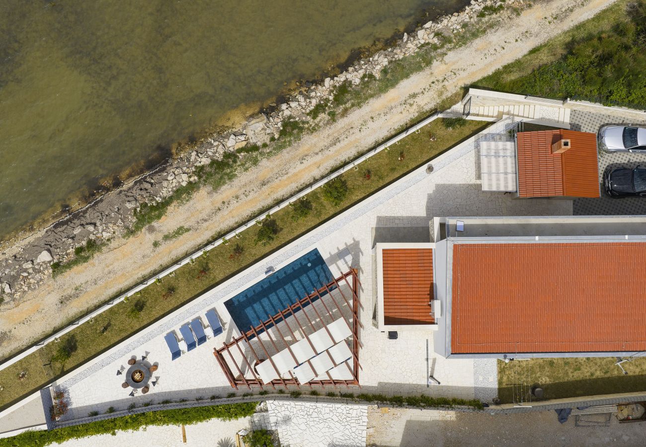 Villa in Ljubac - Villa mit Infinitypool direkt am Meer