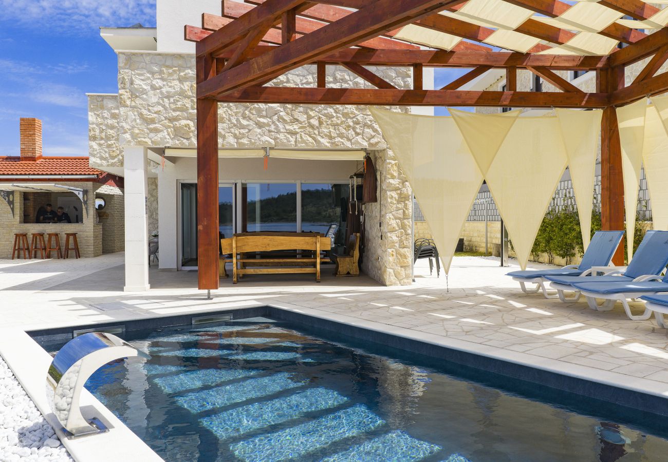 Villa in Ljubac - Villa mit Infinitypool direkt am Meer