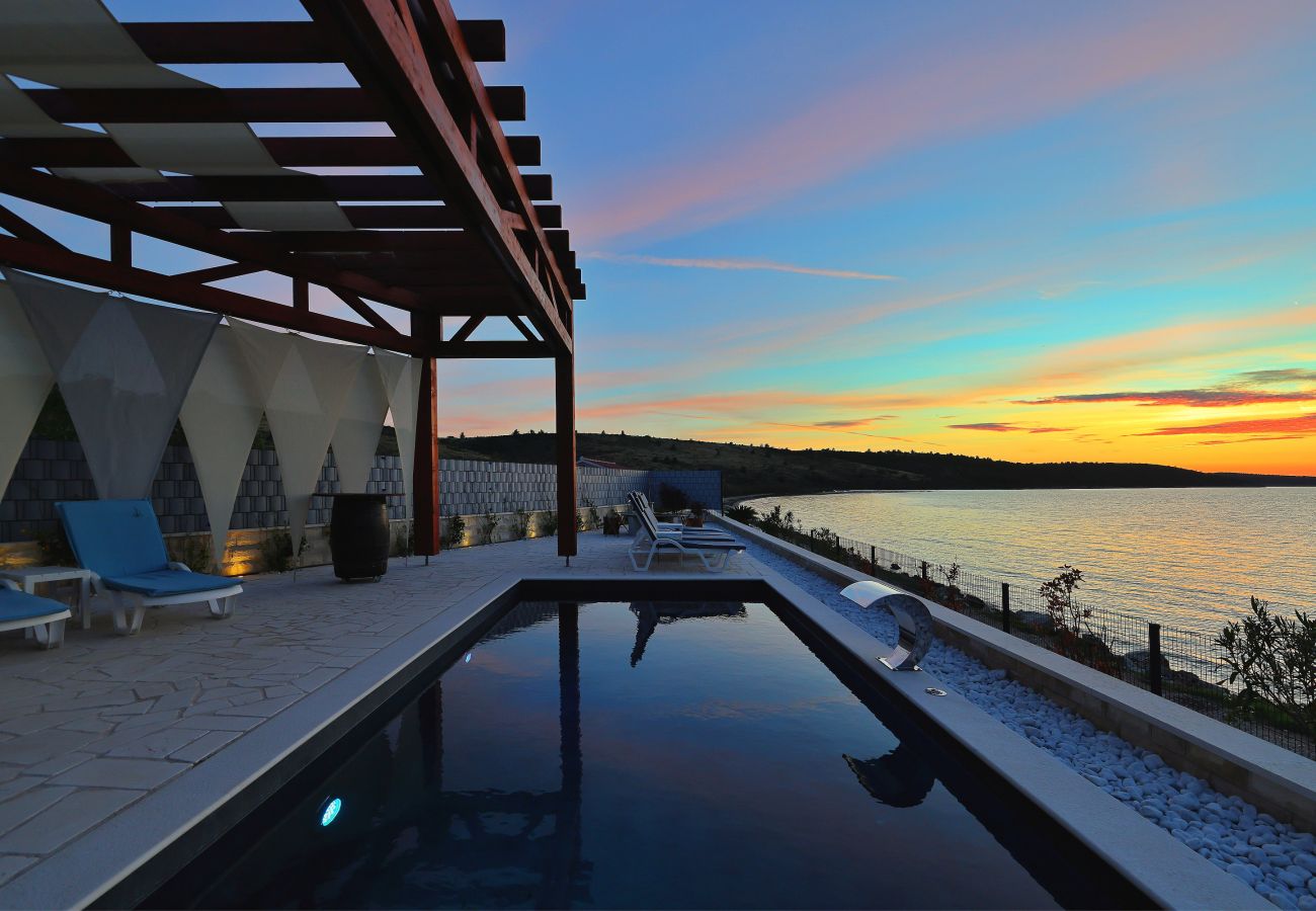 Villa in Ljubac - Villa mit Infinitypool direkt am Meer