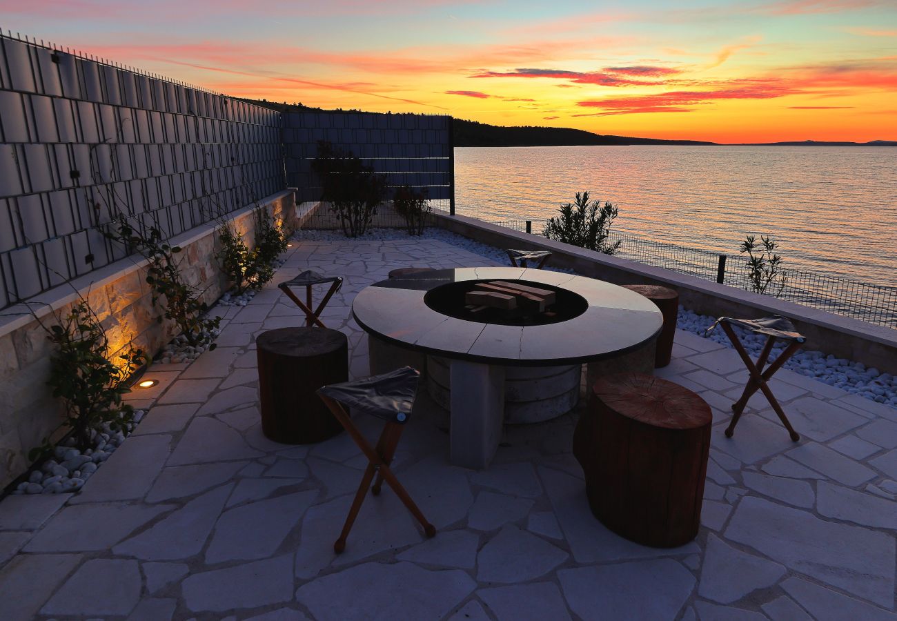 Villa in Ljubac - Villa mit Infinitypool direkt am Meer