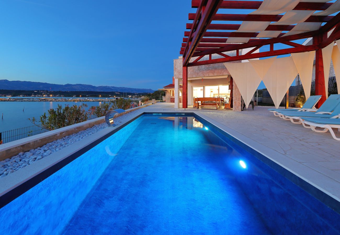 Villa in Ljubac - Villa mit Infinitypool direkt am Meer