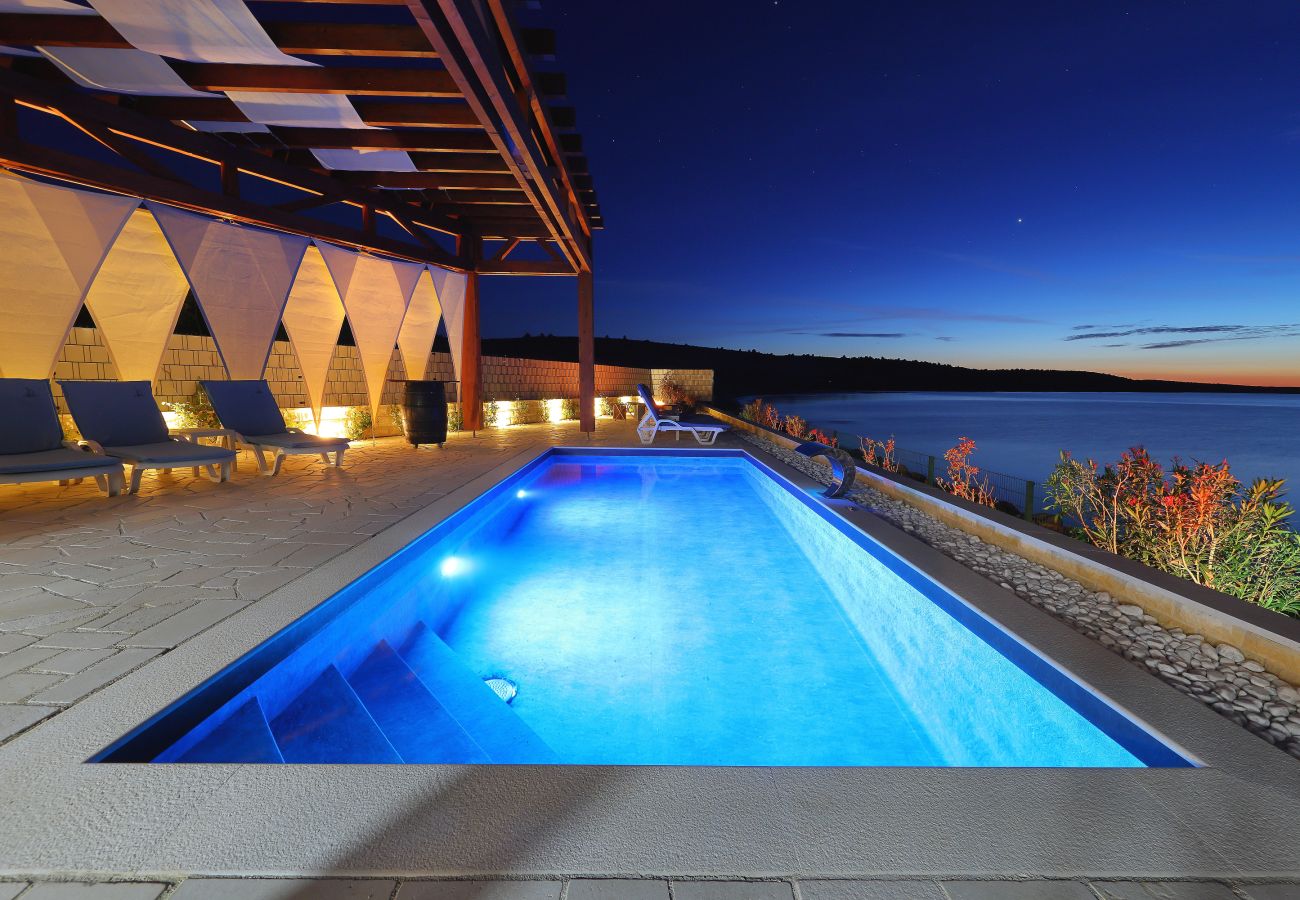 Villa in Ljubac - Villa mit Infinitypool direkt am Meer