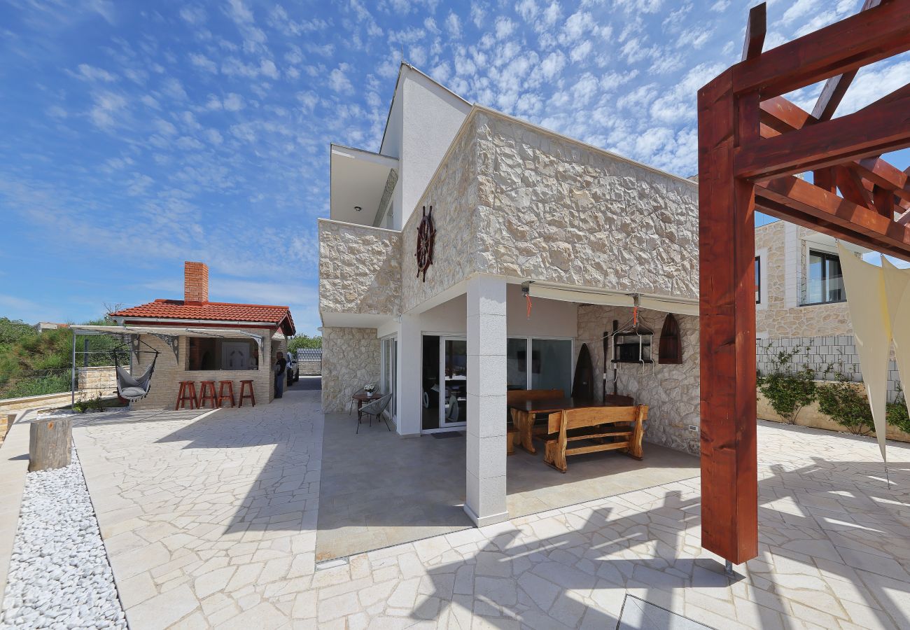 Villa in Ljubac - Villa mit Infinitypool direkt am Meer