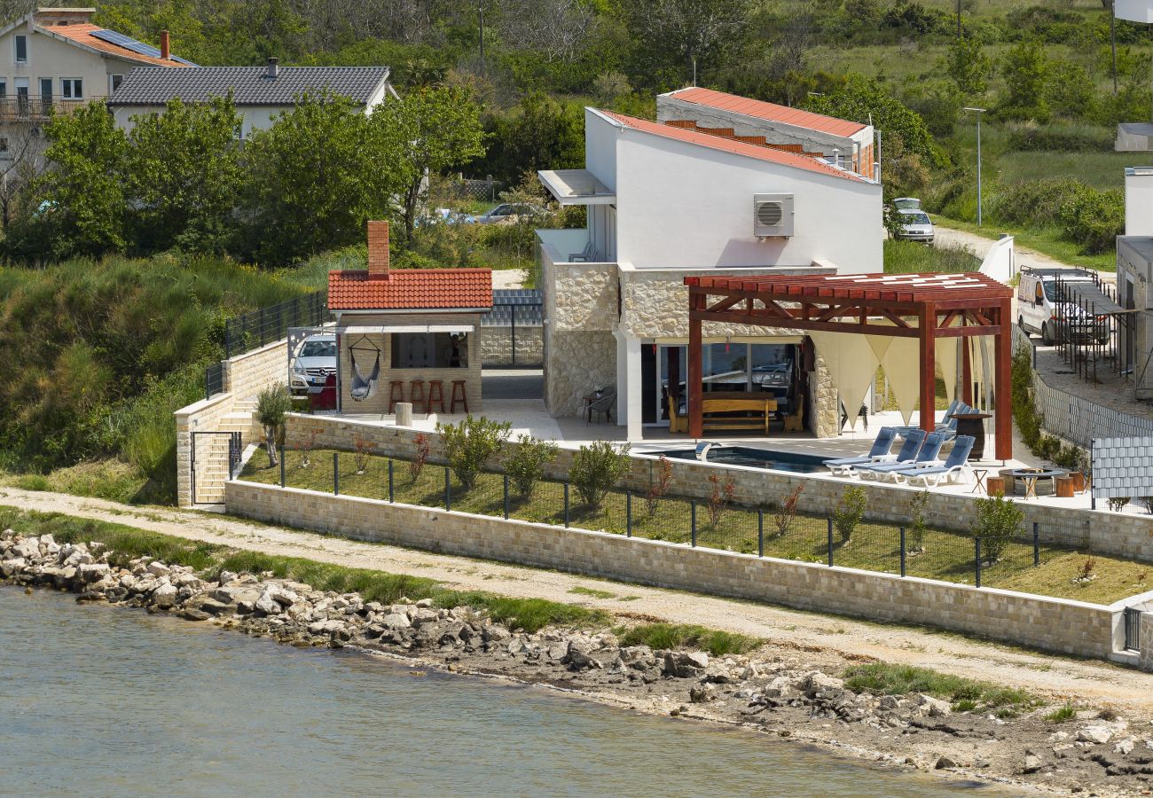 Villa in Ljubac - Villa mit Infinitypool direkt am Meer